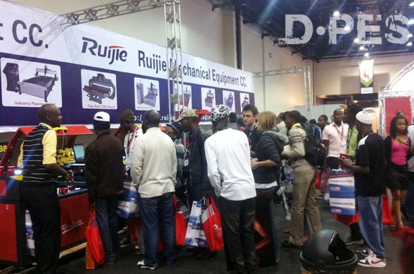 2012南非廣告展最火熱展位-銳捷機械，觀眾看機器需排隊！